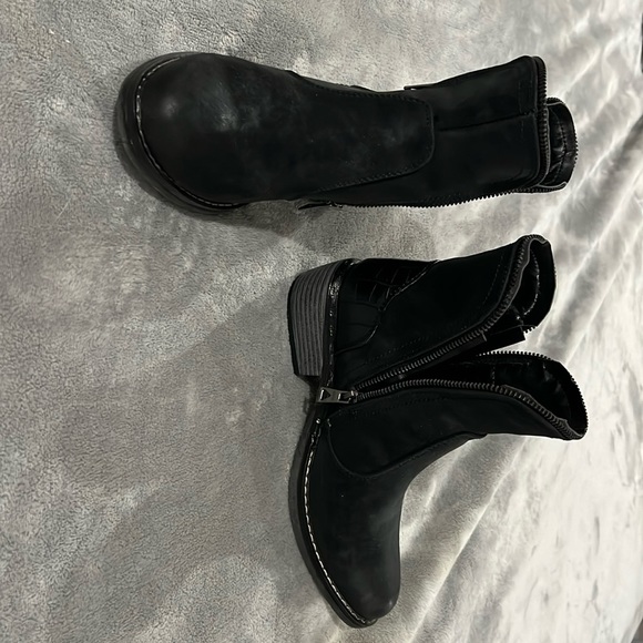 One pair black suede and leather boots. Only worn once. - Picture 1 of 3